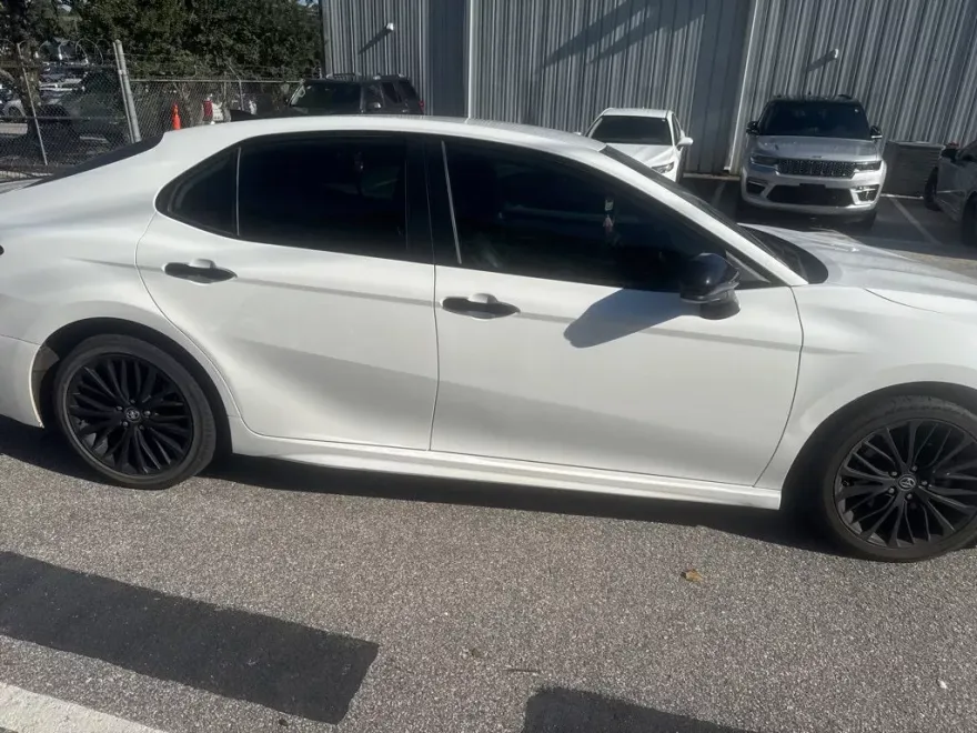 2020 Toyota Camry SE photo 1