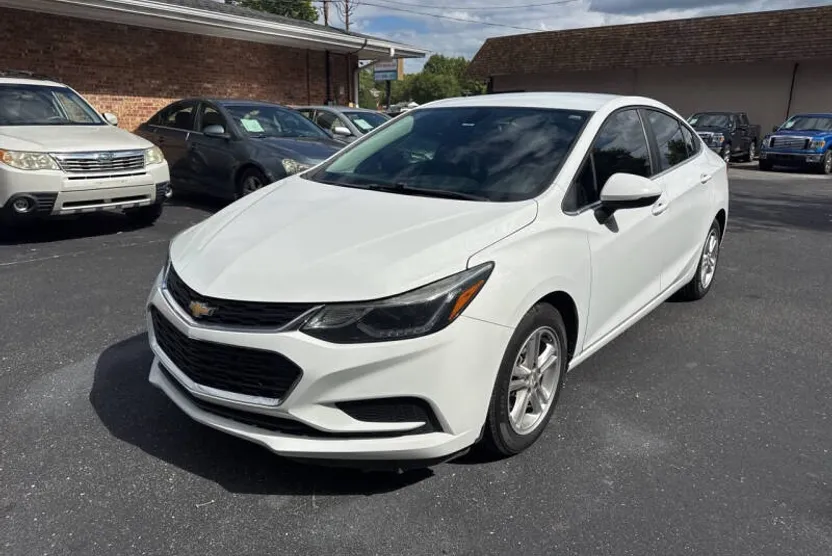 2016 Chevrolet Cruze LT photo 1