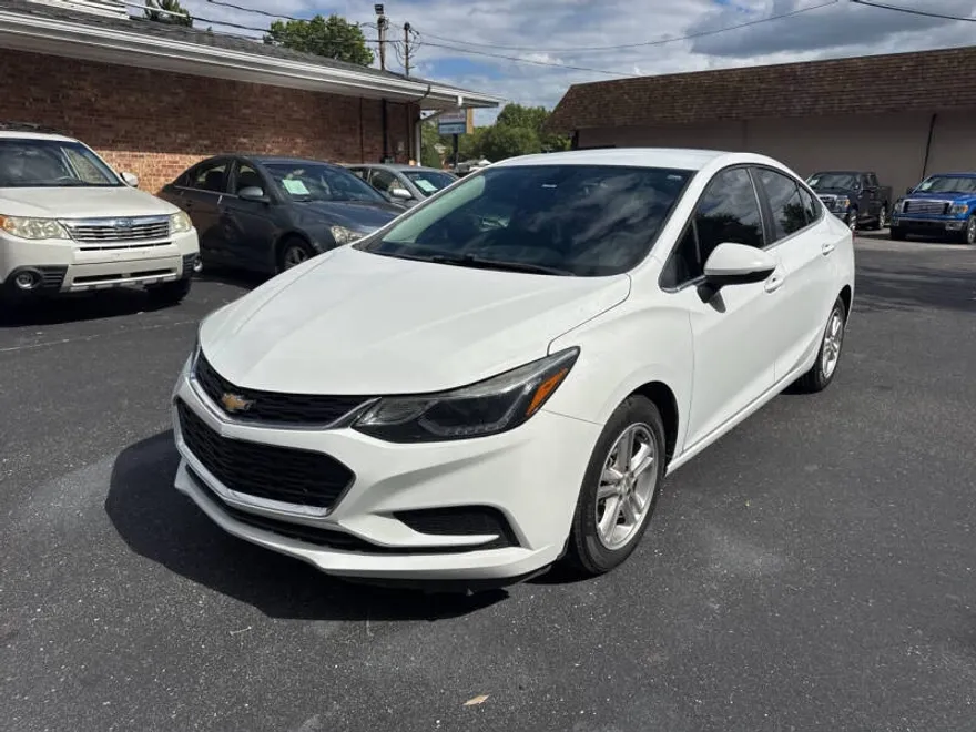 2016 Chevrolet Cruze LT photo 1