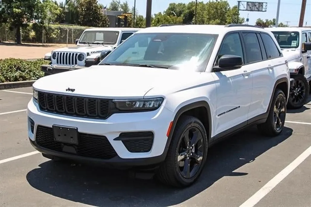 2022 Jeep Grand Cherokee Altitude photo 1