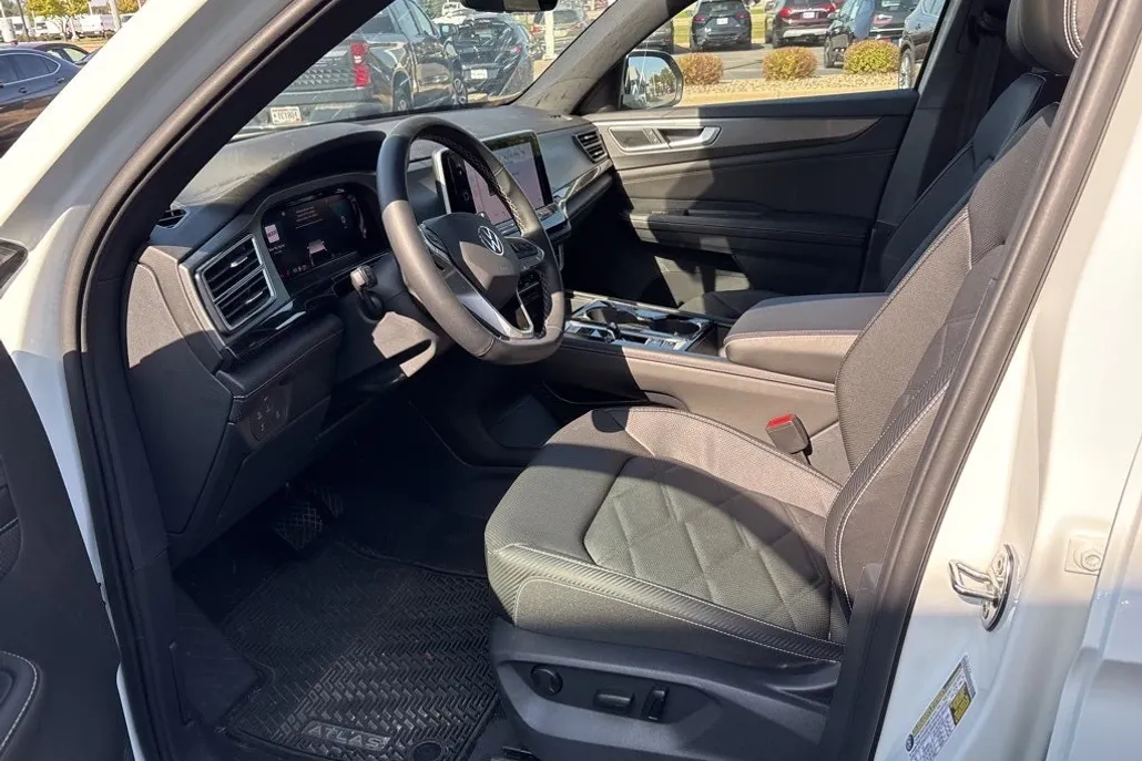 2025 Volkswagen Atlas Cross Sport SE Technology photo 1