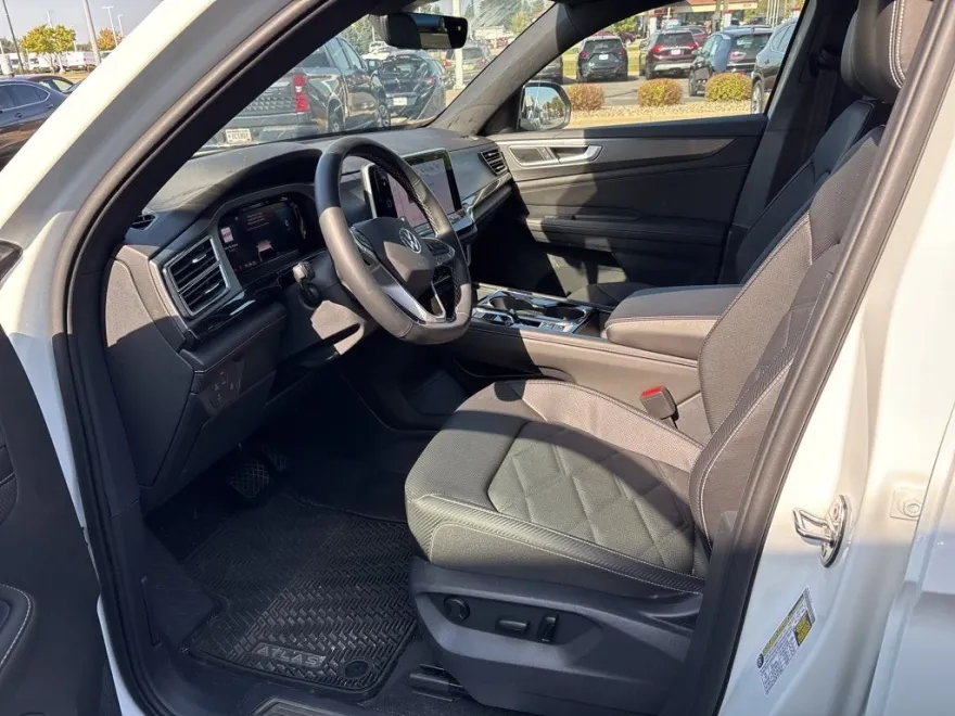 2025 Volkswagen Atlas Cross Sport SE Technology photo 1