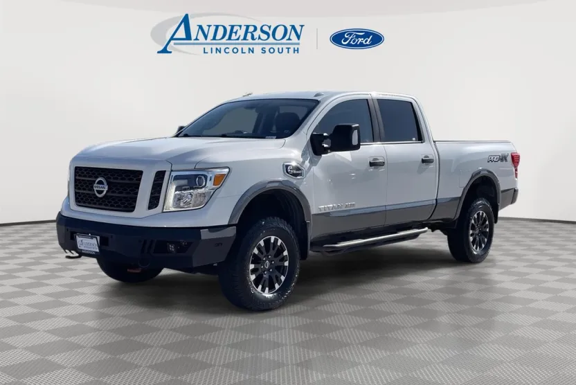2017 Nissan Titan PRO-4X Crew Cab photo 1