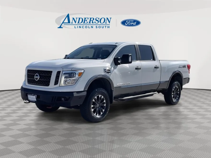 2017 Nissan Titan PRO-4X Crew Cab photo 1