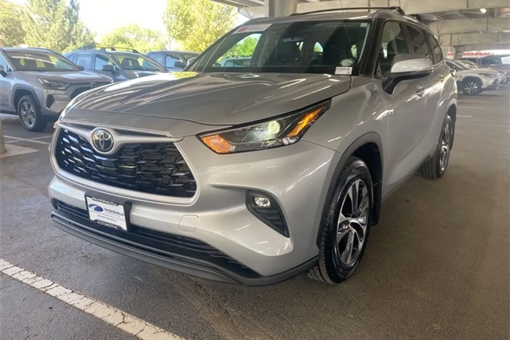 2023 Toyota Highlander XLE photo 1
