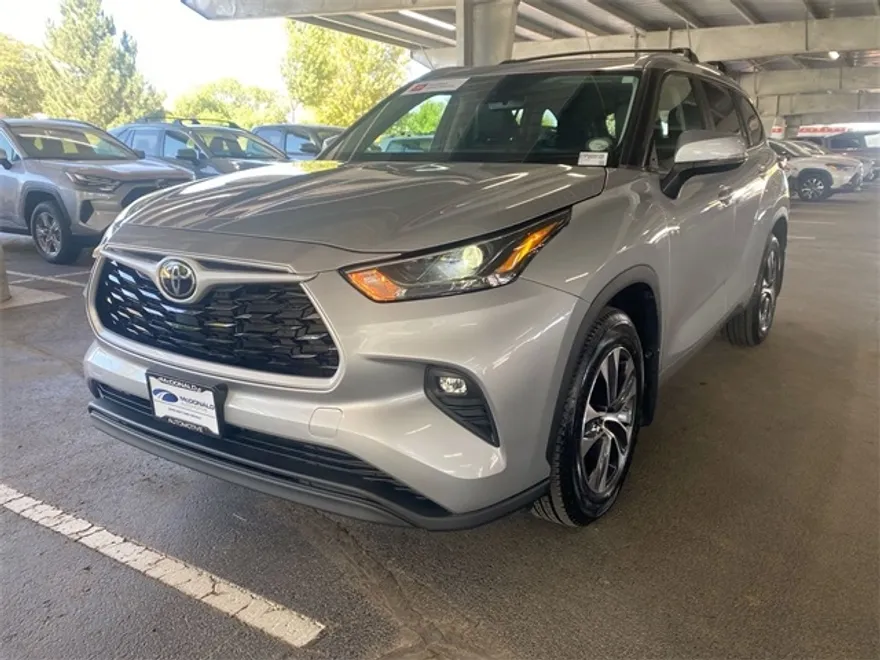 2023 Toyota Highlander XLE photo 1