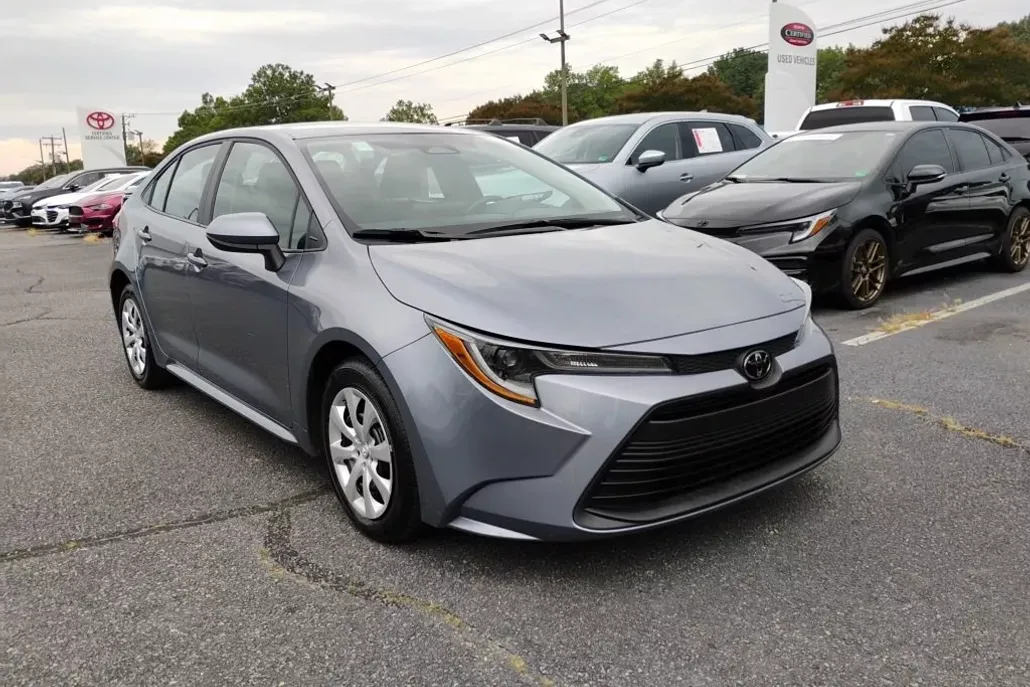 2024 Toyota Corolla LE photo 1