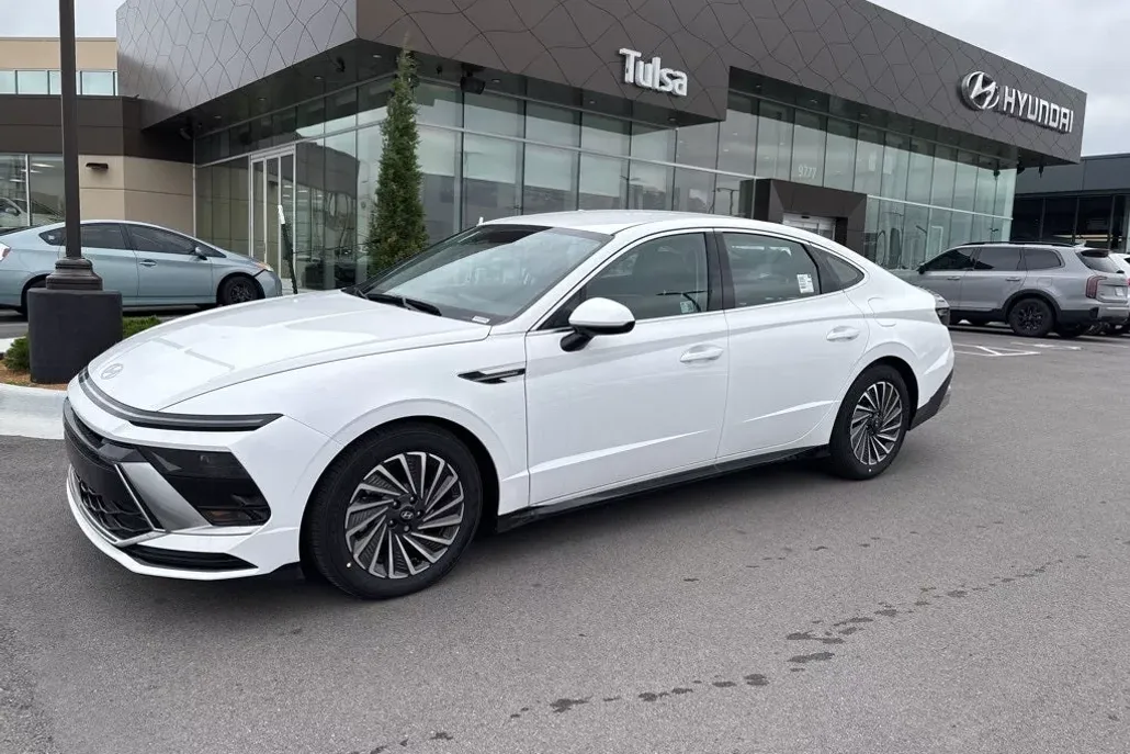 2025 Hyundai Sonata Hybrid SEL photo 1