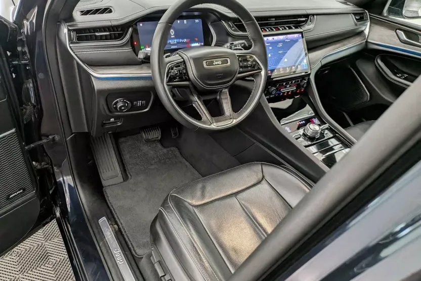 2024 Jeep Grand Cherokee Overland photo 1