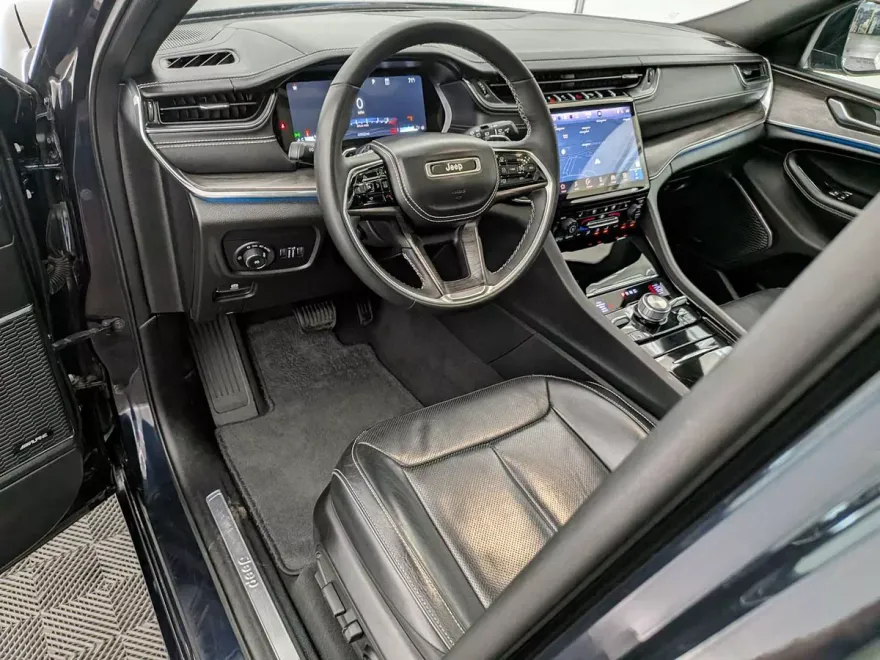 2024 Jeep Grand Cherokee Overland photo 1