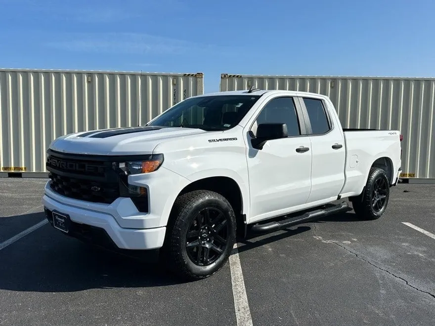 2023 Chevrolet Silverado 1500 Custom photo 1