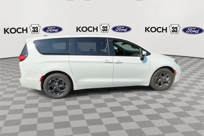 2023 Chrysler Pacifica Hybrid Touring L photo 1