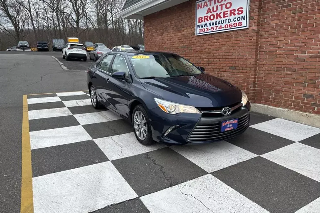 2017 Toyota Camry XLE photo 1