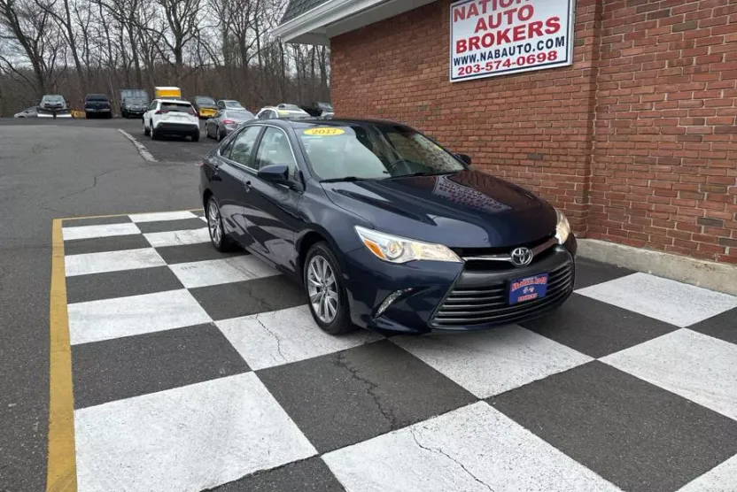 2017 Toyota Camry XLE photo 1