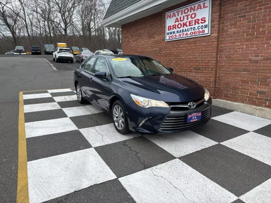 2017 Toyota Camry XLE photo 1