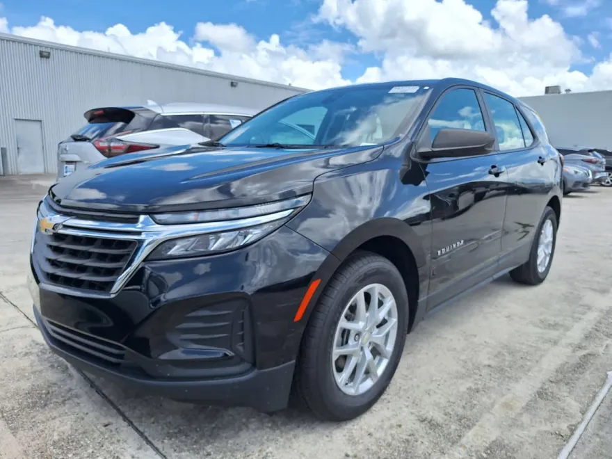 2022 Chevrolet Equinox LS photo 1