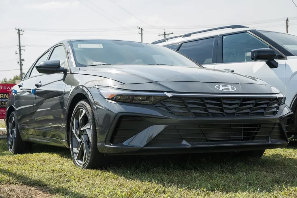 2025 Hyundai Elantra SEL Sport photo 1
