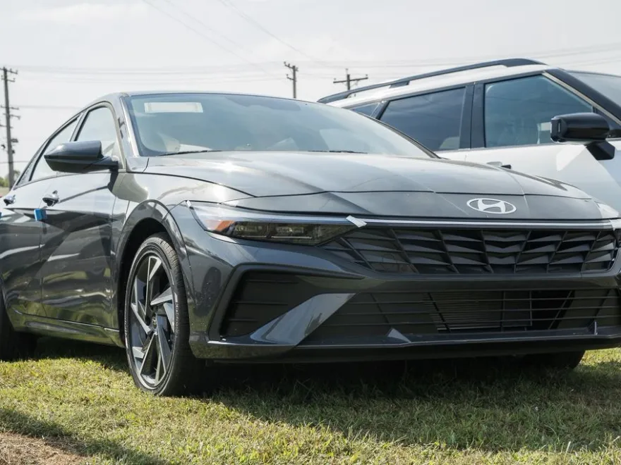 2025 Hyundai Elantra SEL Sport photo 1