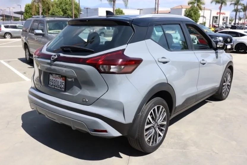 2022 Nissan Kicks SV photo 1