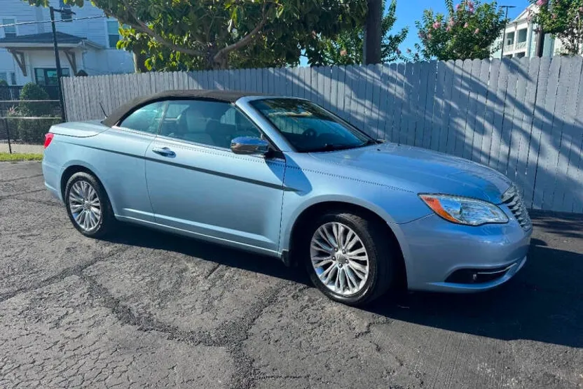 2012 Chrysler 200 Limited photo 1