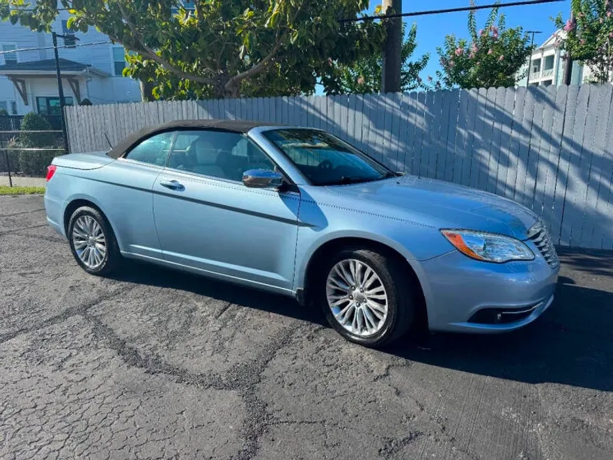 2012 Chrysler 200 Limited photo 1