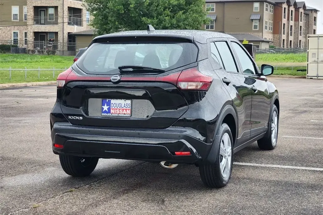 2025 Nissan Kicks Play S photo 1