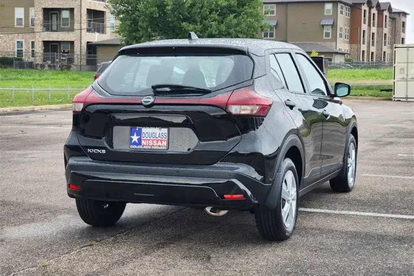 2025 Nissan Kicks Play S photo 1