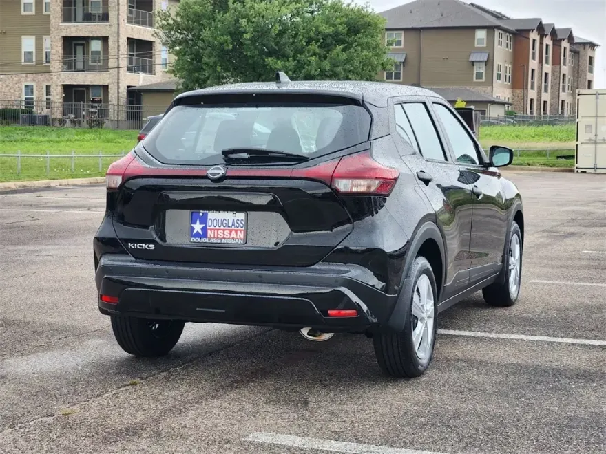 2025 Nissan Kicks Play S photo 1