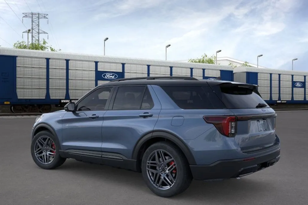 2025 Ford Explorer ST-Line photo 1