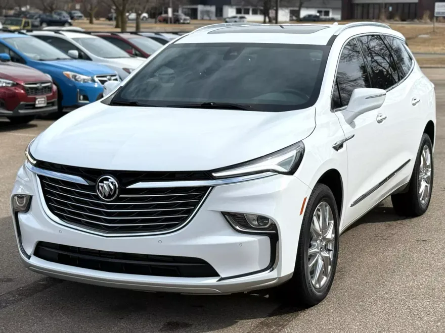 2022 Buick Enclave Essence photo 1