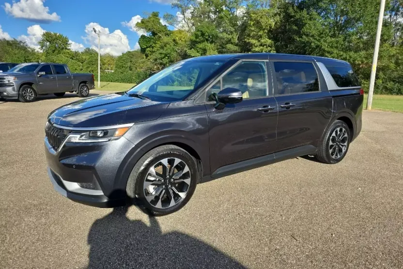 2023 Kia Carnival EX photo 1