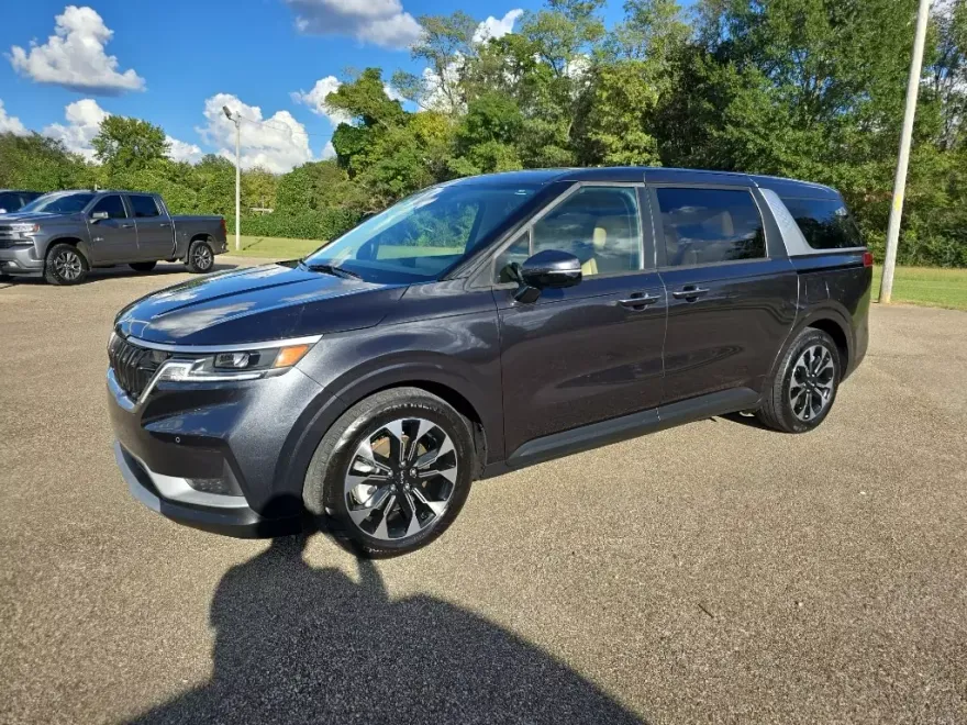 2023 Kia Carnival EX photo 1