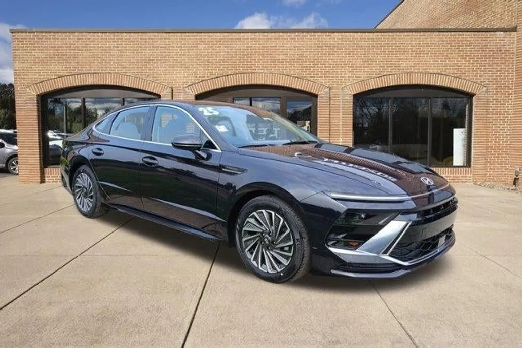 2025 Hyundai Sonata SEL Hybrid photo 1