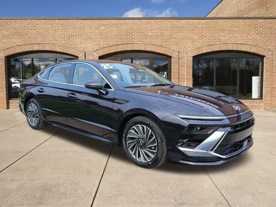 2025 Hyundai Sonata SEL Hybrid photo 1