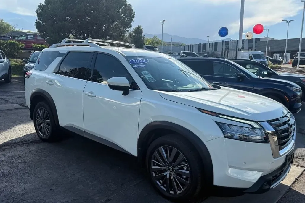 2023 Nissan Pathfinder SL photo 1