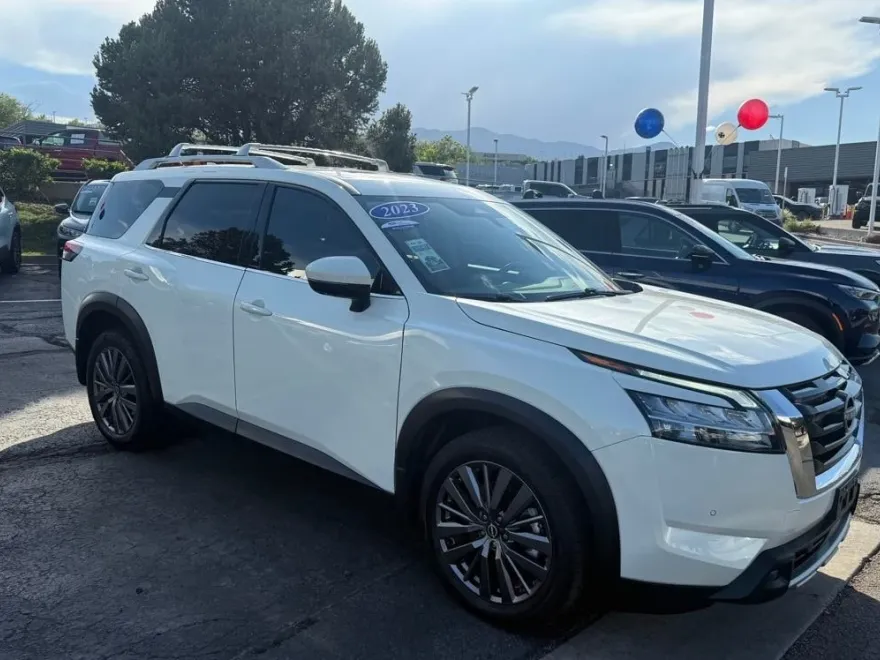 2023 Nissan Pathfinder SL photo 1