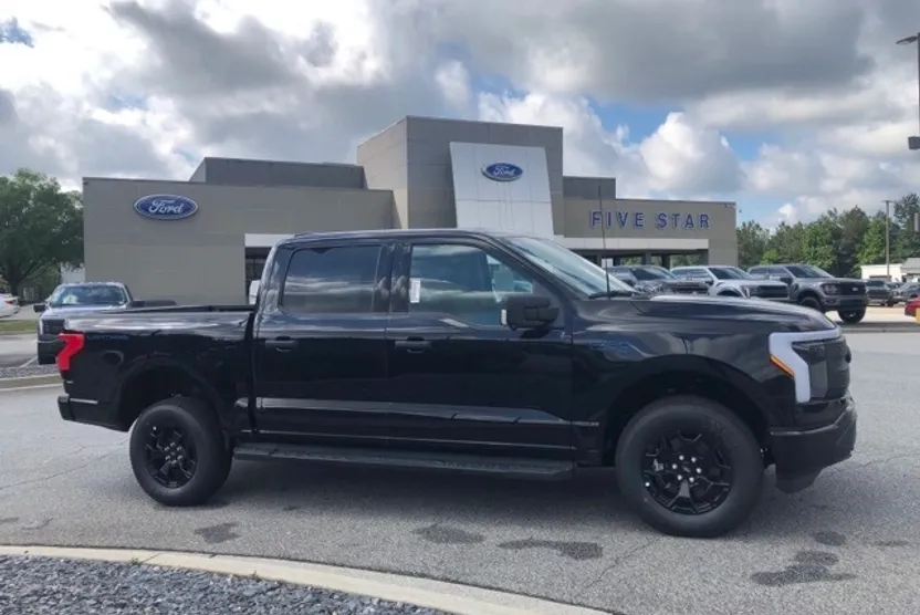 2025 Ford F-150 Lightning XLT photo 1