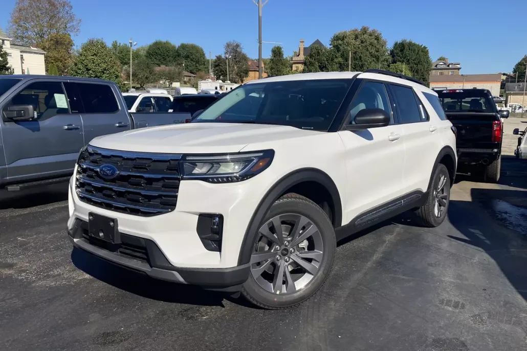 2025 Ford Explorer photo 1