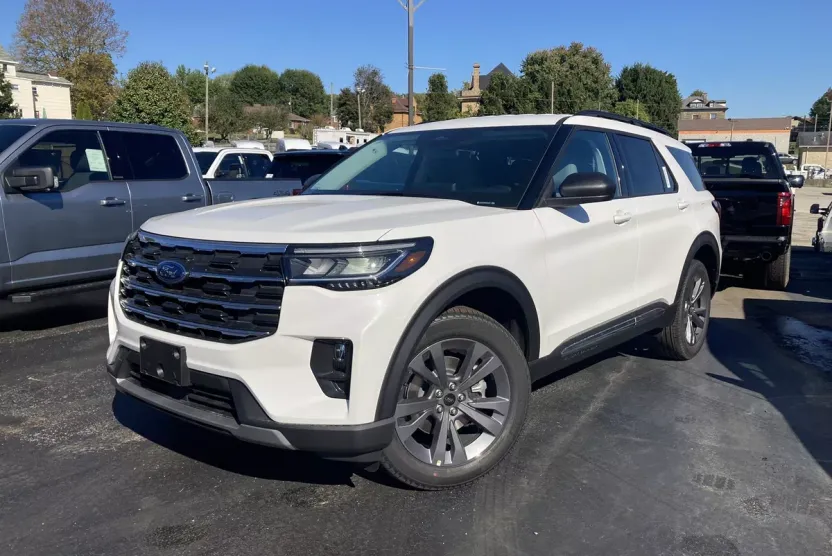 2025 Ford Explorer photo 1
