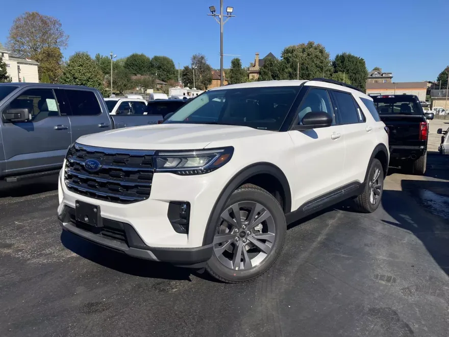 2025 Ford Explorer photo 1