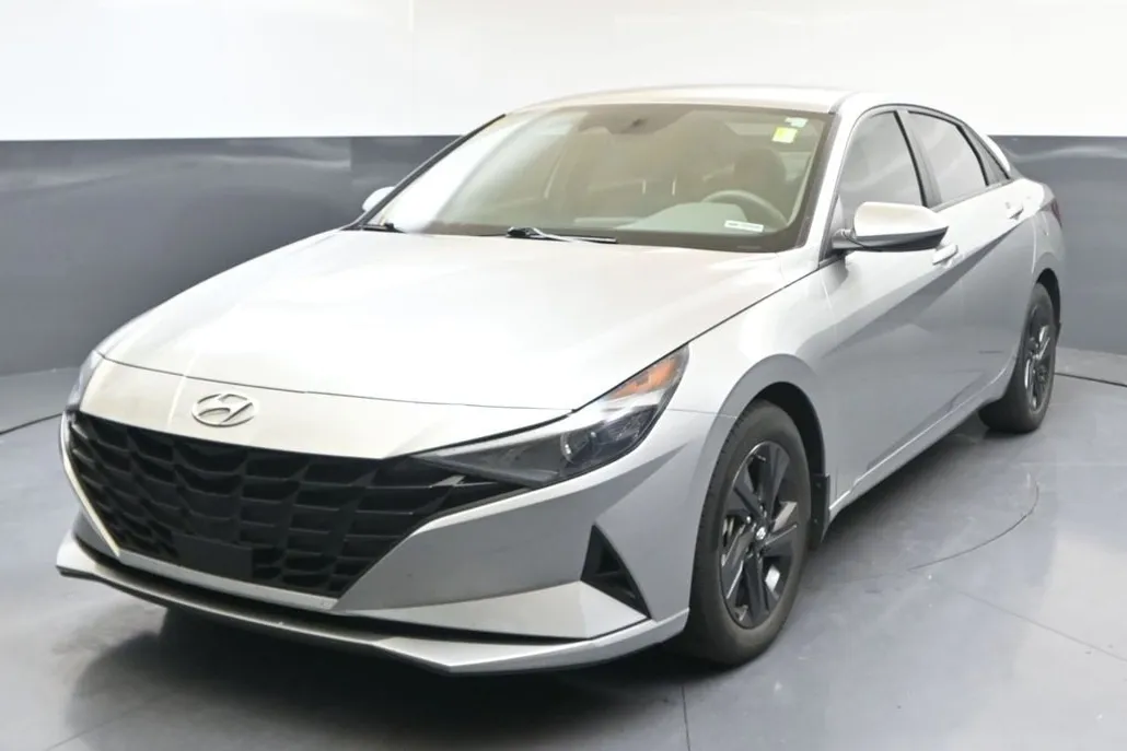 2022 Hyundai Elantra SEL Convenience photo 1