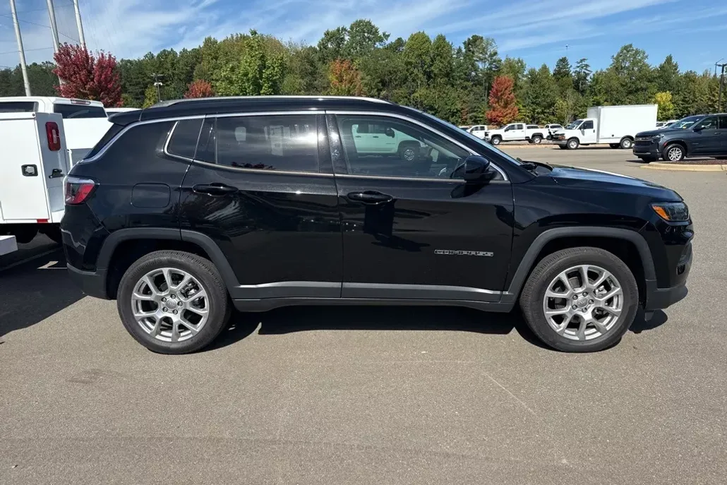 2022 Jeep Compass Latitude Lux photo 1
