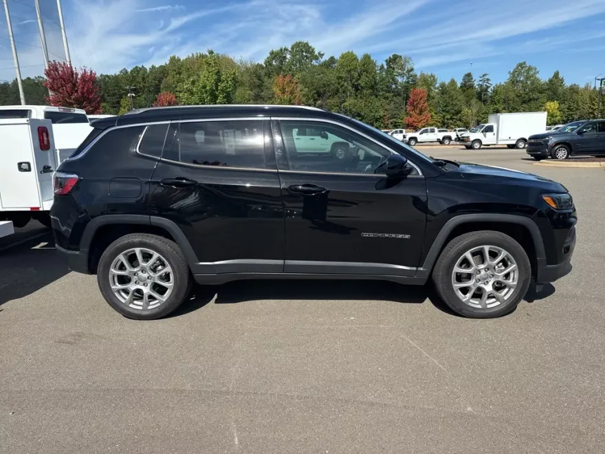 2022 Jeep Compass Latitude Lux photo 1