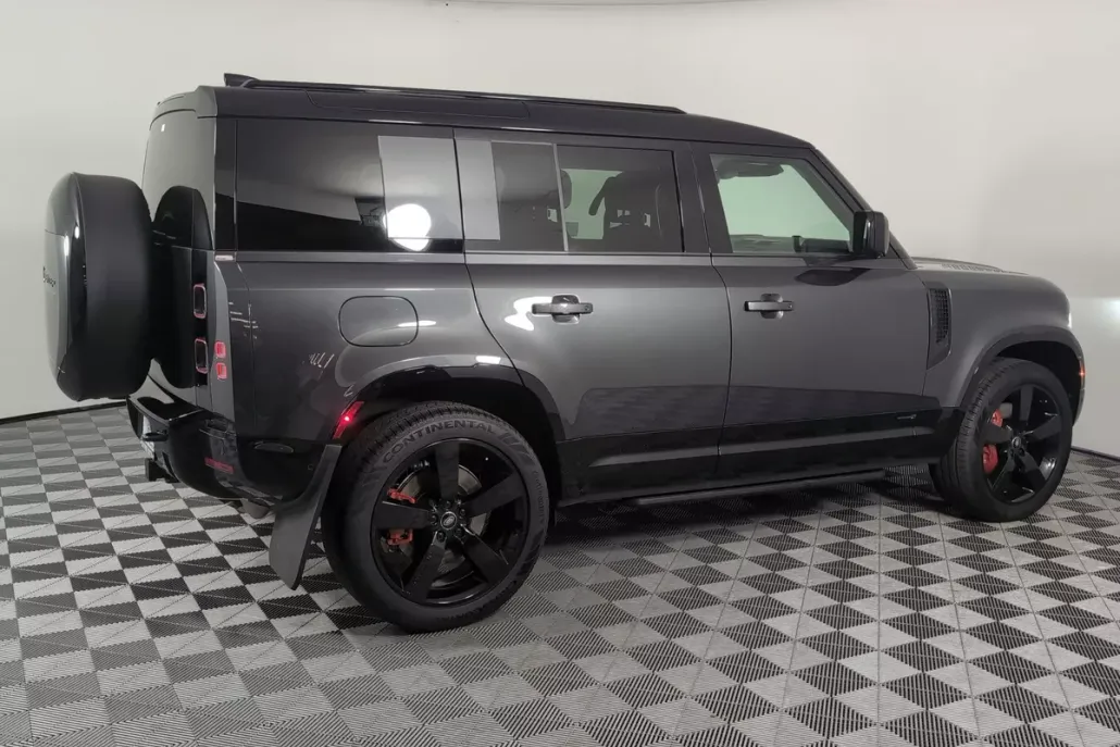 2025 Land Rover Defender 110 photo 1