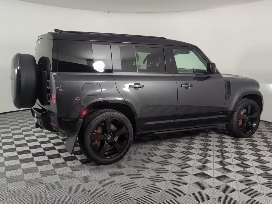 2025 Land Rover Defender 110 photo 1