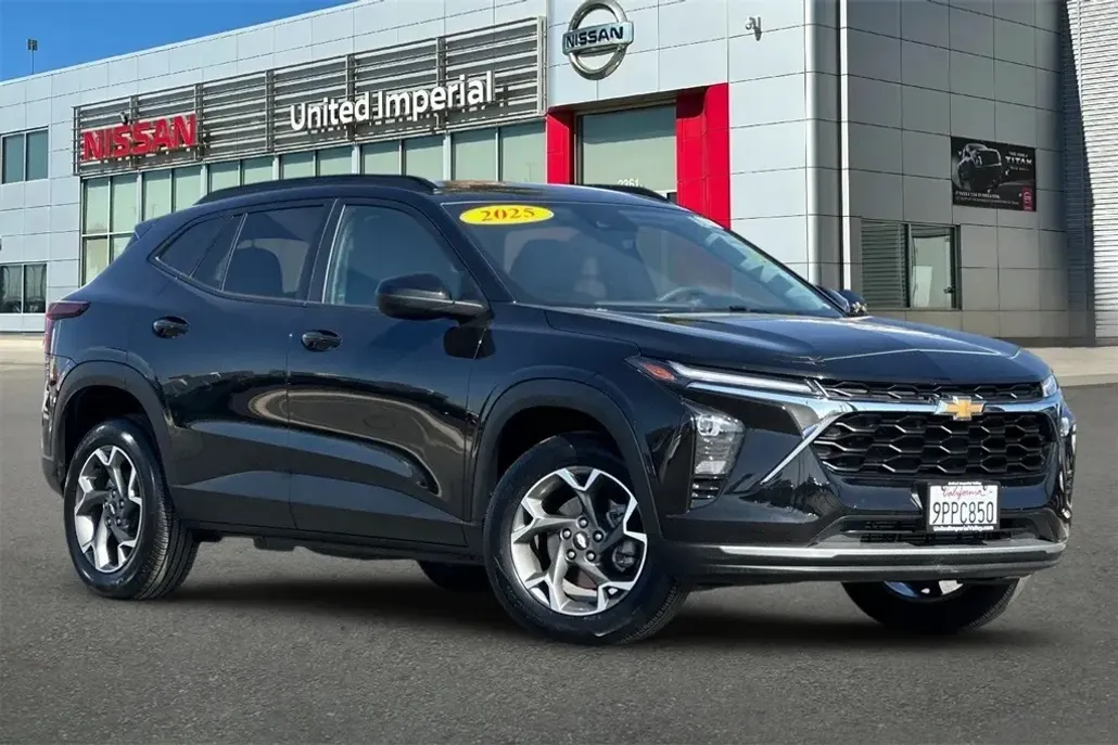2025 Chevrolet Trax LT photo 1