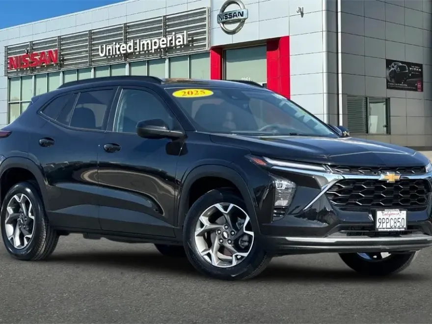 2025 Chevrolet Trax LT photo 1