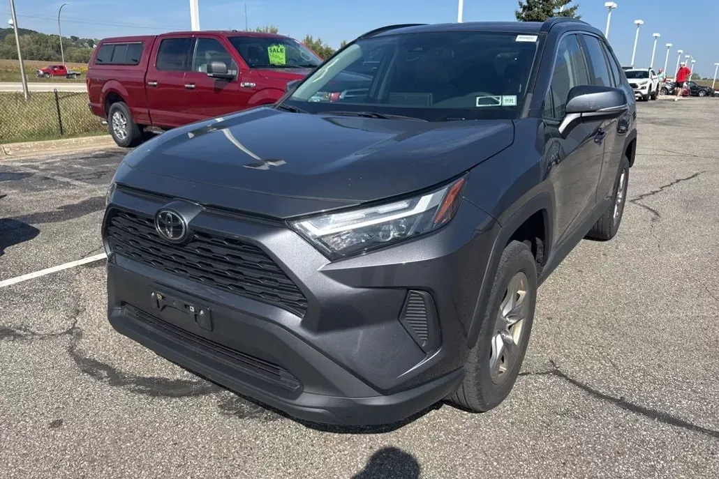 2022 Toyota RAV4 XLE photo 1