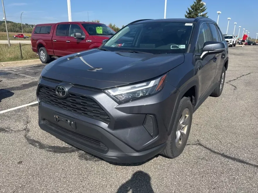 2022 Toyota RAV4 XLE photo 1