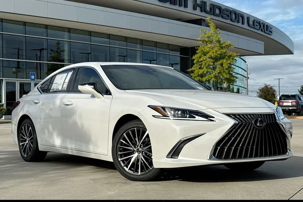 2025 Lexus ES 300h photo 1